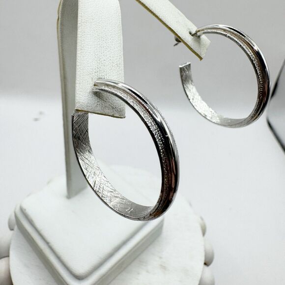 Sarah Coventry Vintage Silver Tone Textured Hoops Hoop Earrings - Picture 9 of 10